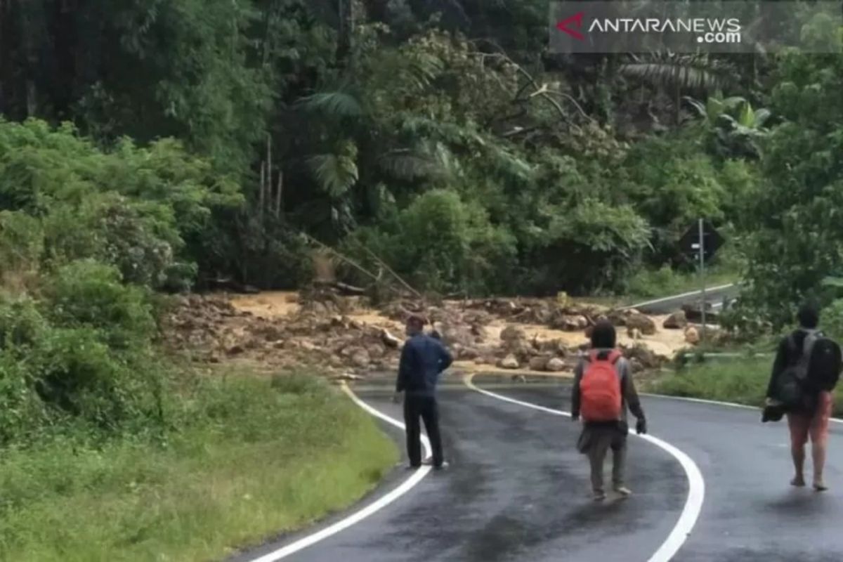 Flash - Ratusan warga tertimbun akibat banjir-longsor di Flores Timur