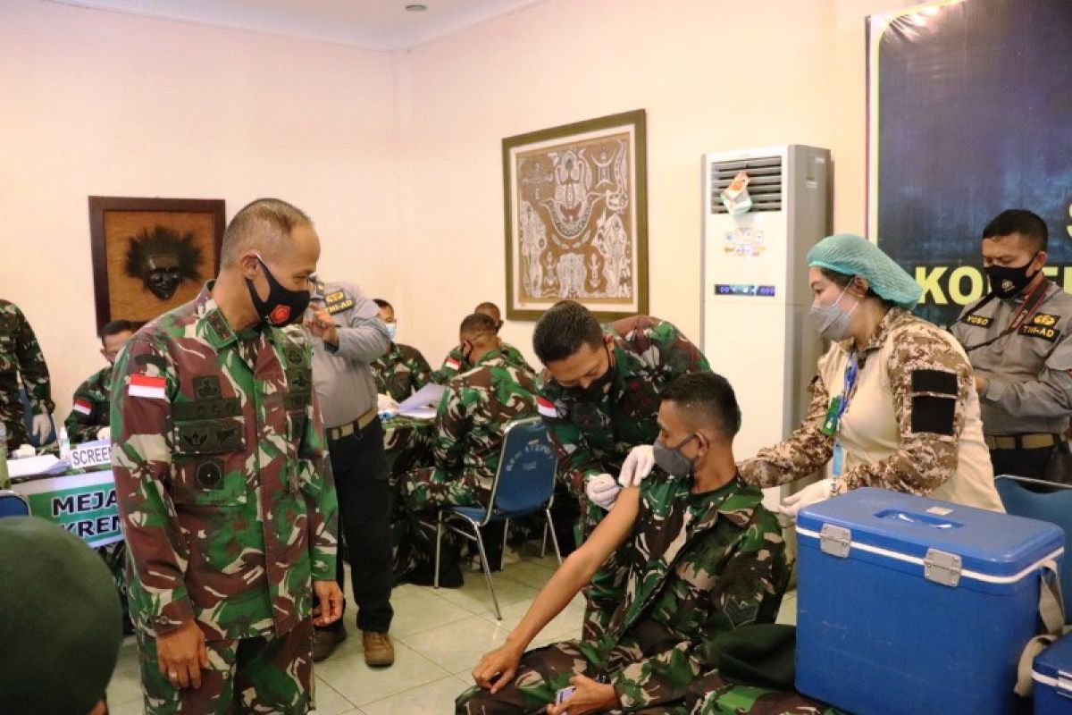 Prajurit TNI Kodam XVII/Cenderawasih disuntik vaksin COVID-19