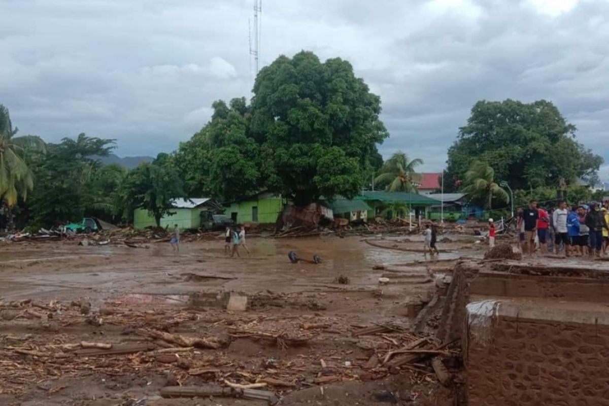 Tiga korban banjir bandang Flores Timur ditemukan meninggal