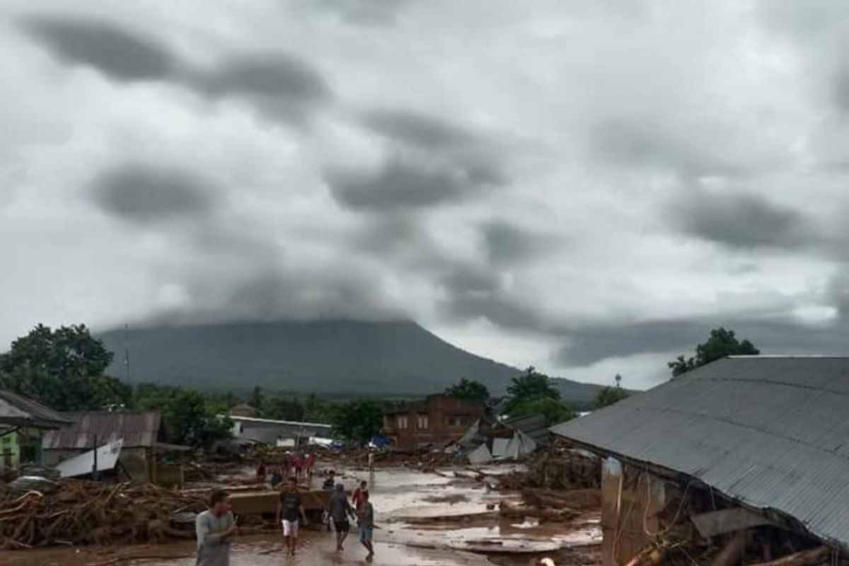 Keterbatasan alat berat  perlambat pencarian korban banjir Flores Timur