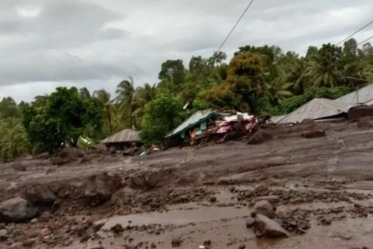 Korban tewas akibat longsor di Flores Timur bertambah jadi 54 orang