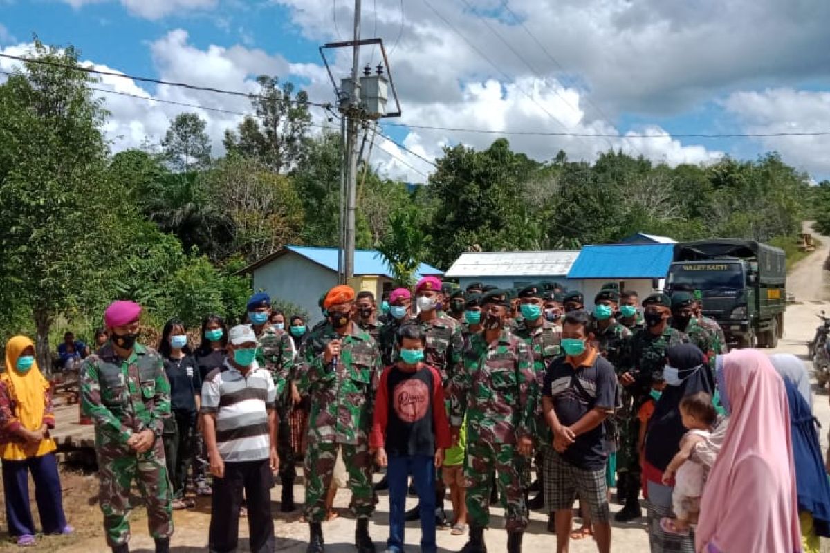 TNI salurkan bantuan sembako untuk keluarga pasien COVID-19 di Bika Kapuas Hulu