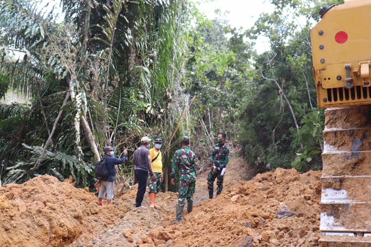 Kebersamaan Satgas TMMD dengan Warga Desa Hulu Pengkadan nyata