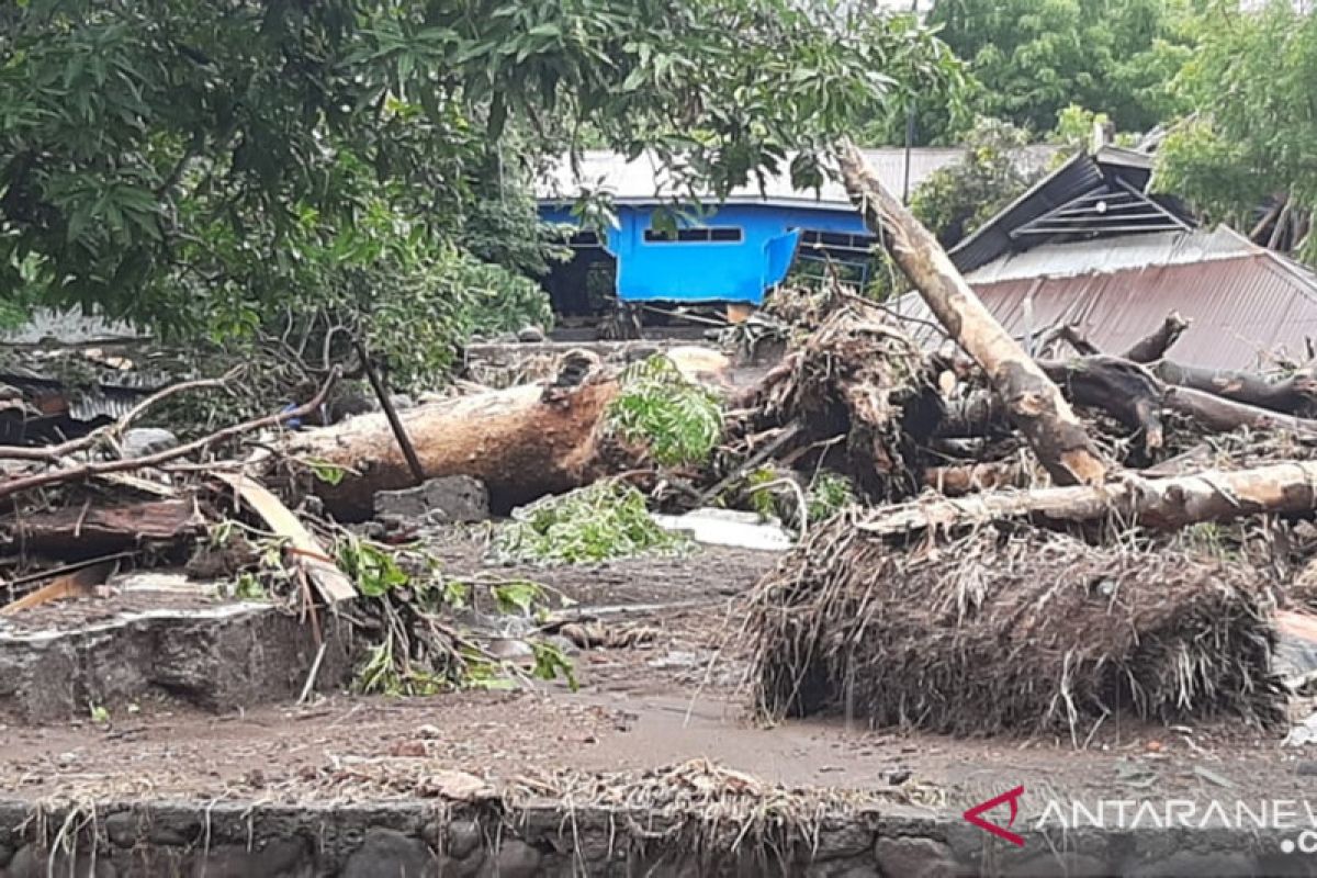 Flash floods in Malaka's areas claim three lives