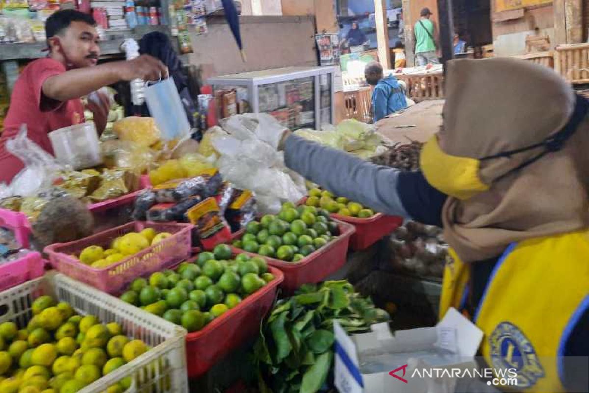 Cegah COVID-19, relawan Lion Club Sindoro bagikan masker di Pasar Temanggung