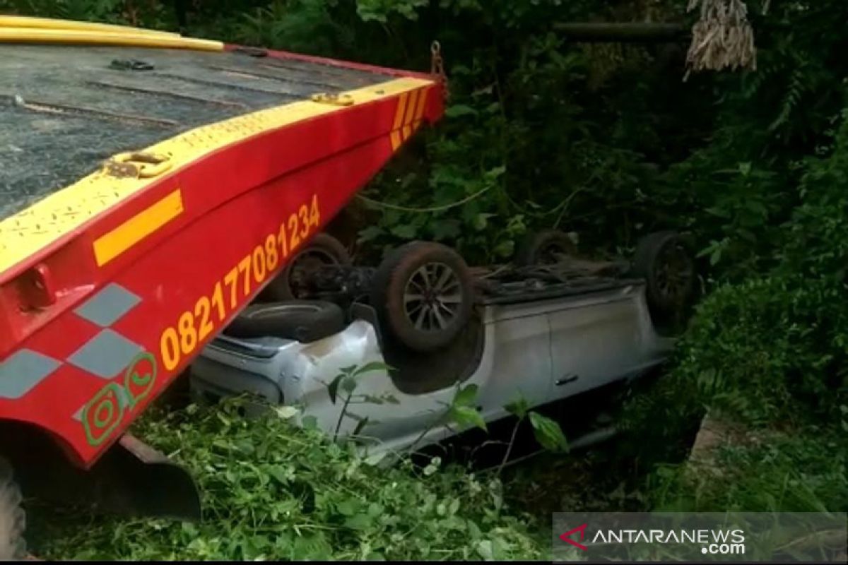 Polisi cari pengendara mobil masuk parit di Danau Dendam