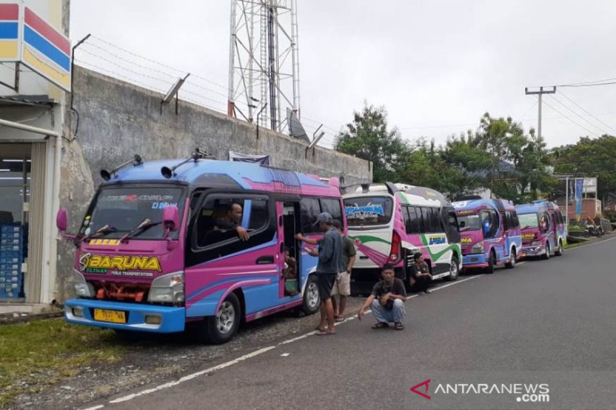 Seratusan sopir angkutan elf Cianjur mogok massal