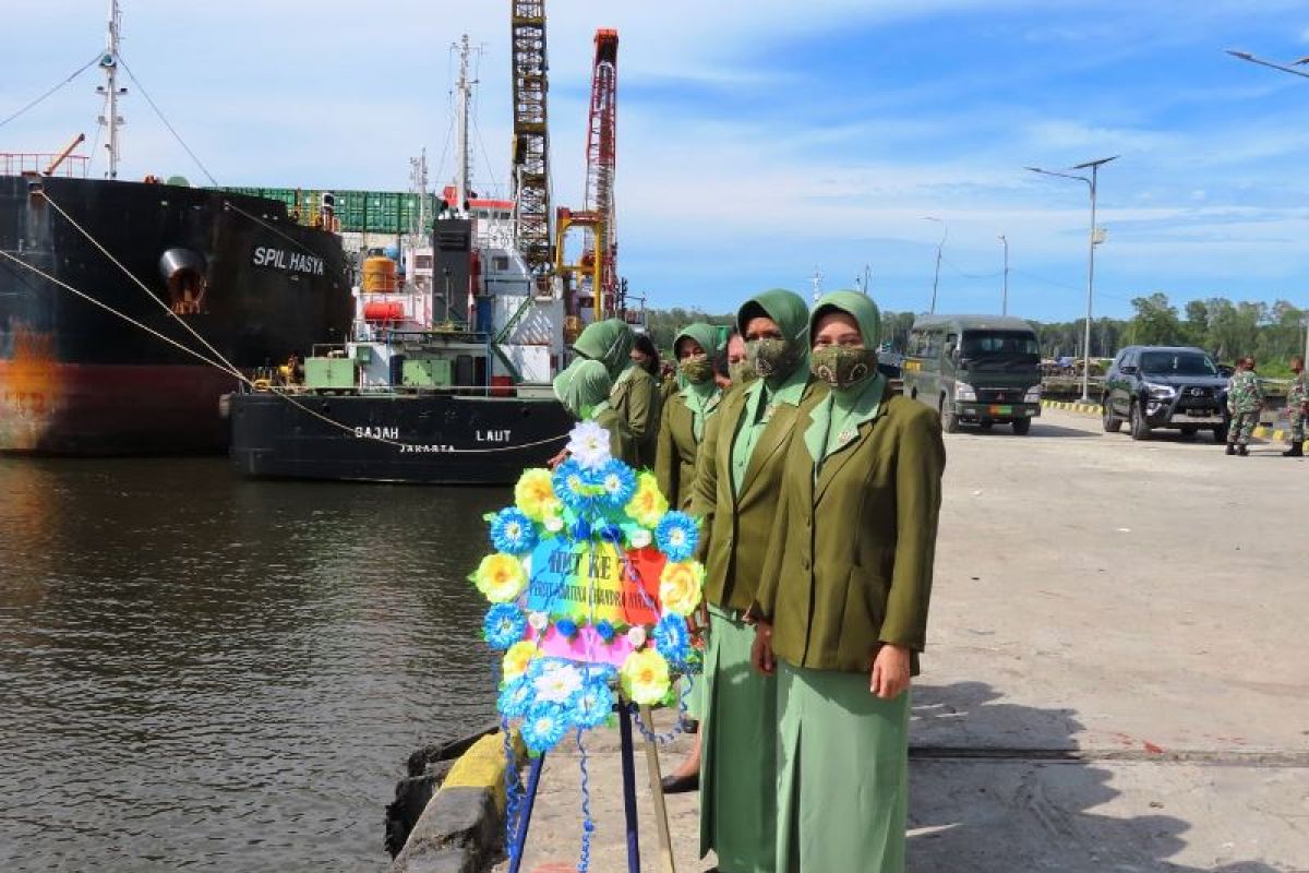 Persit KCK XXXV Kodim Mimika tabur bunga di pelabuhan Pomako