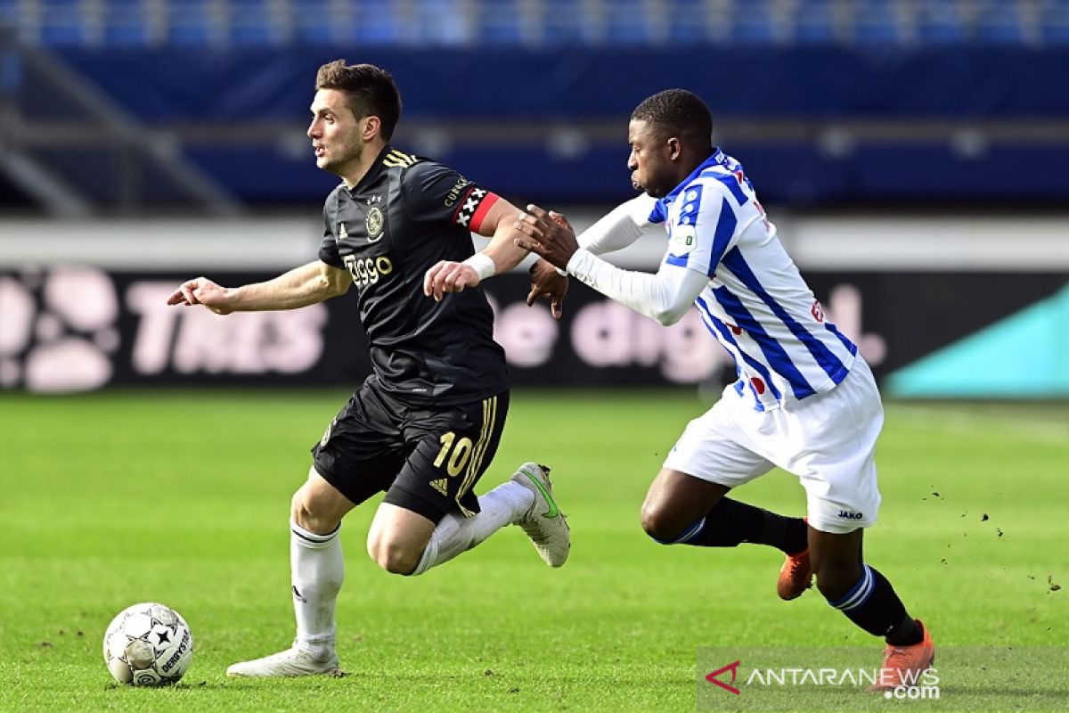 Ajax tundukkan Heerenveen 2-1