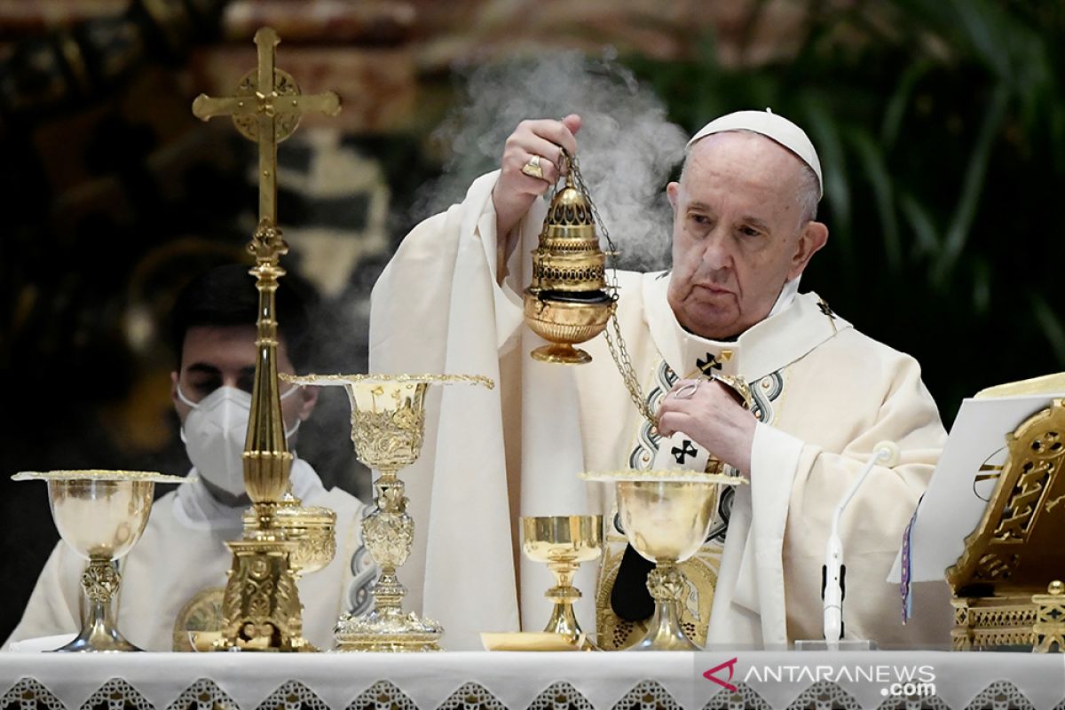 Paus Fransiskus tampak kembali di depan publik