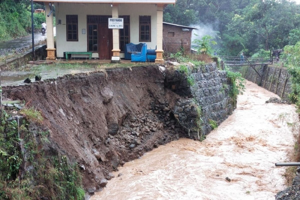 BPBD Kediri perbaiki tanggul ambrol diterjang arus sungai