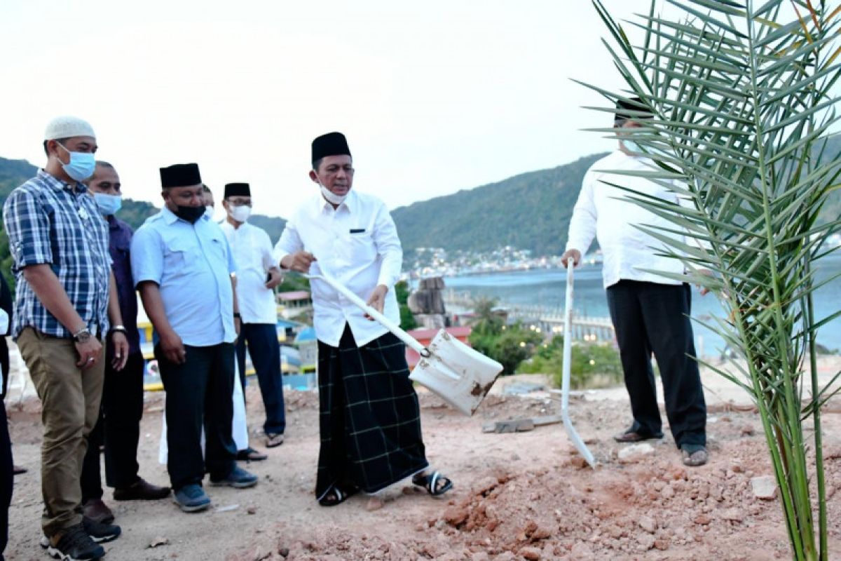 Pohon kurma dari Inggris ditanam di Masjid Agung Baitul Makmur