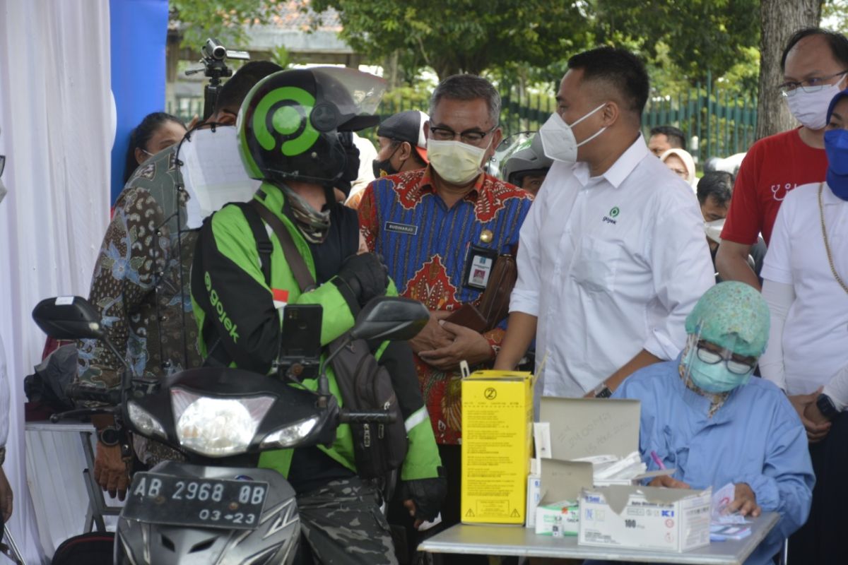 Pos pelayanan vaksinasi COVID-19 massal "drive thru" hadir di Candi Prambanan