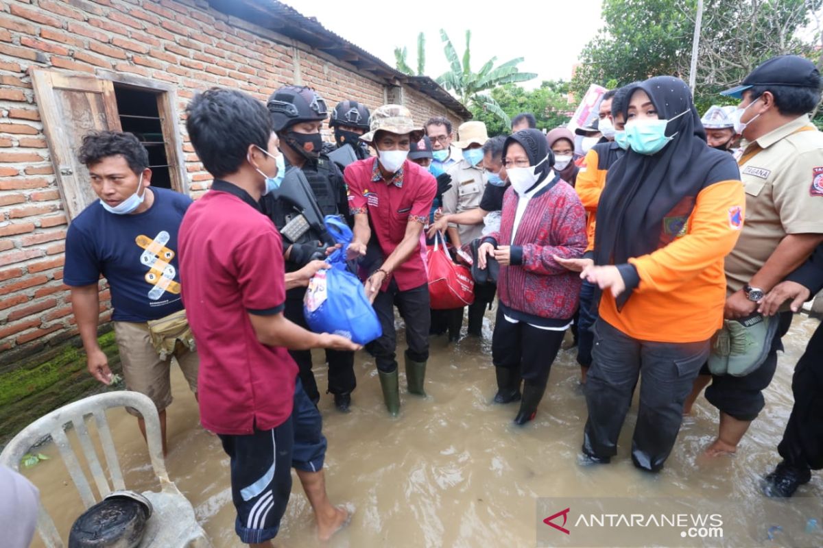 Mensos Risma membagikan bantuan untuk korban banjir di NTB