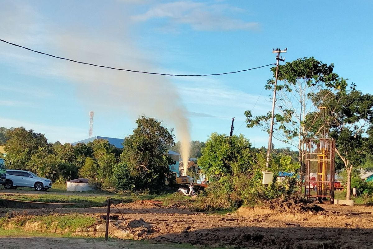 Semburan lumpur dari sumur minyak di Tarakan keluarkan aroma menyengat