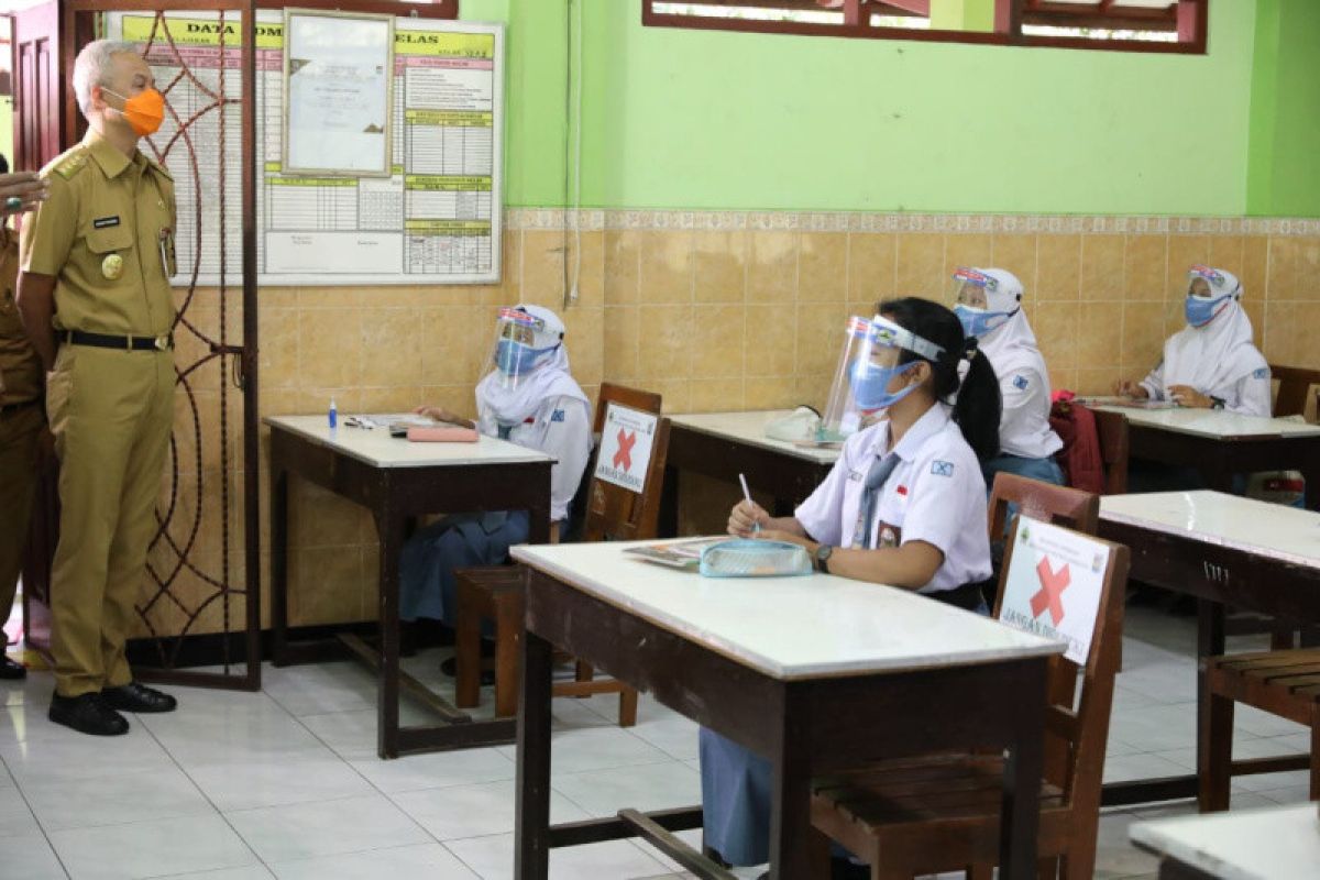 Ganjar sidak pelaksanaan uji coba PTM di SMAN 1 Kota Ungaran