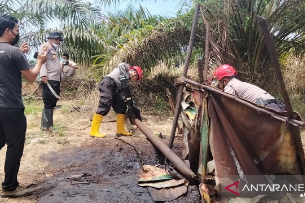 Tim gabungan tutup puluhan sumur 