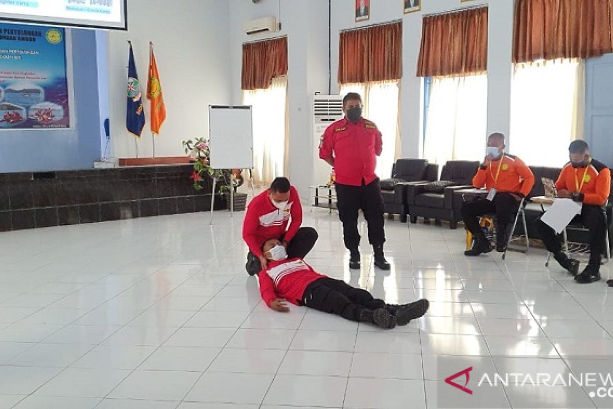 Puluhan peserta ikut pelatihan teknik pertolongan di permukaan air di Ambon