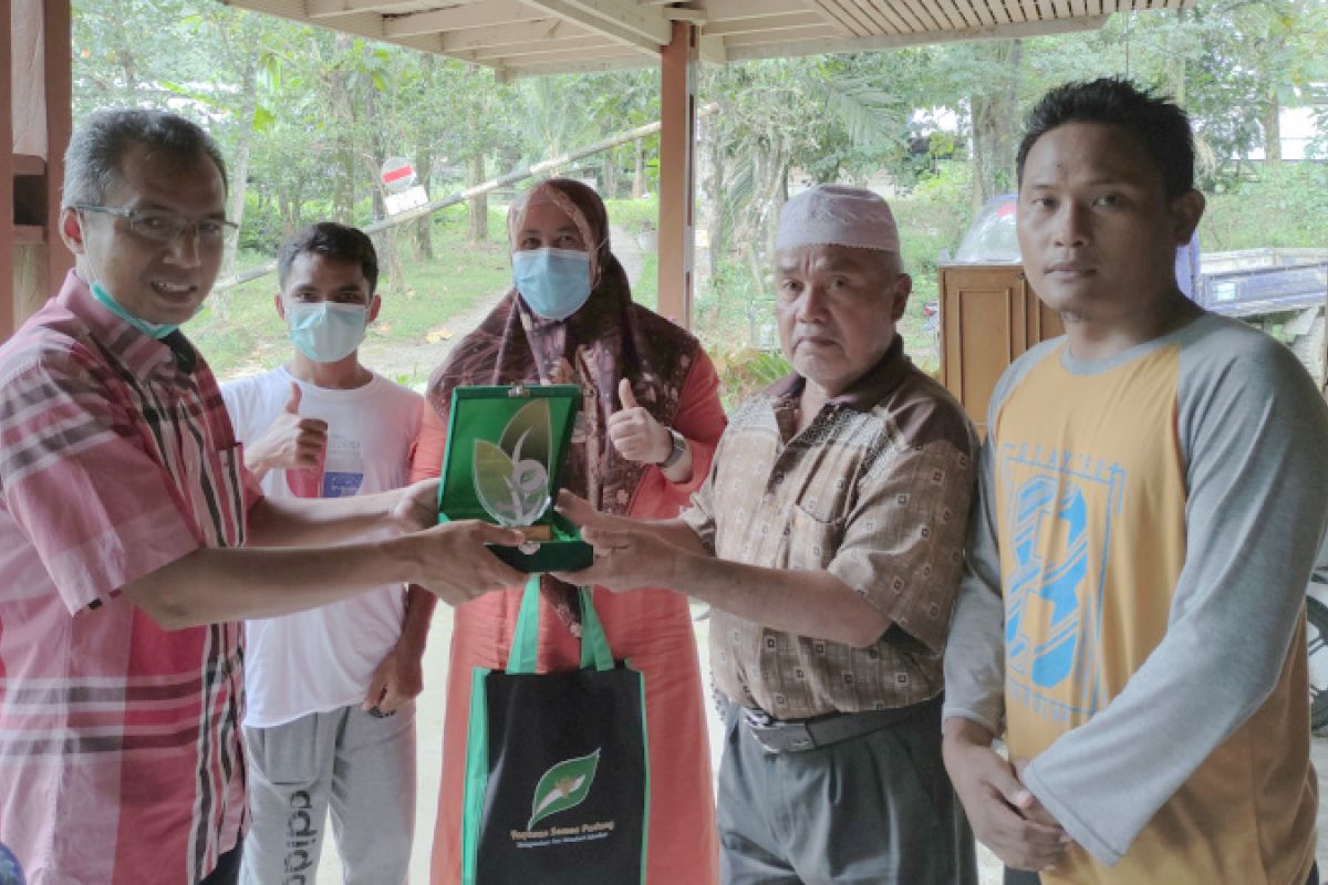 Dua warga Mentawai difasilitasi Yayasan Semen Padang belajar ilmu peternakan ayam