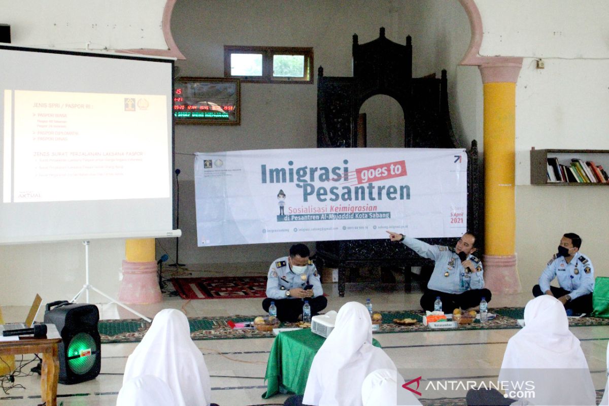 Imigrasi Sabang sosialisasi keimigrasi ke pesantren