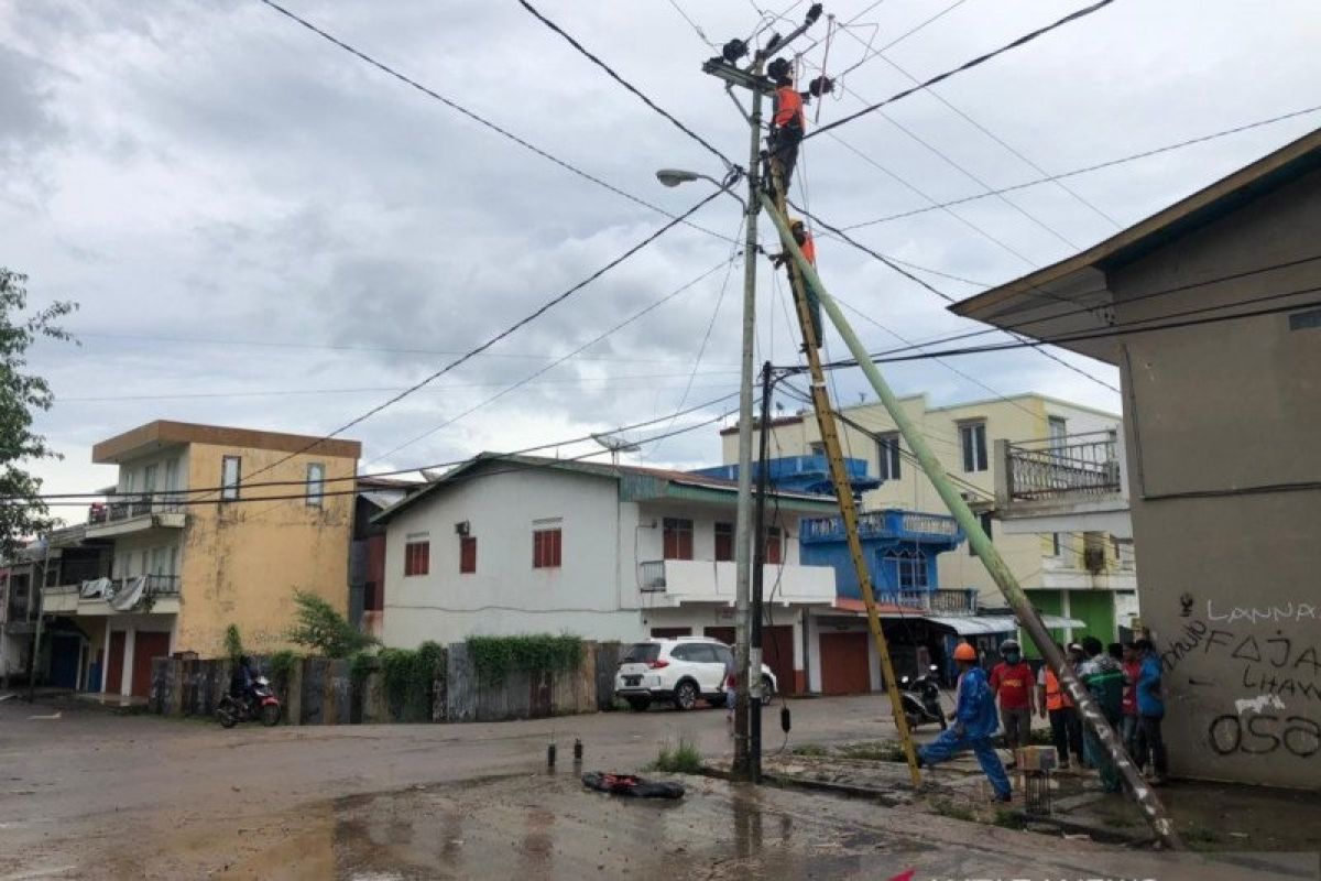 Badai siklon tropis Seroja akibatkan 2.410 unit gardu listrik rusak
