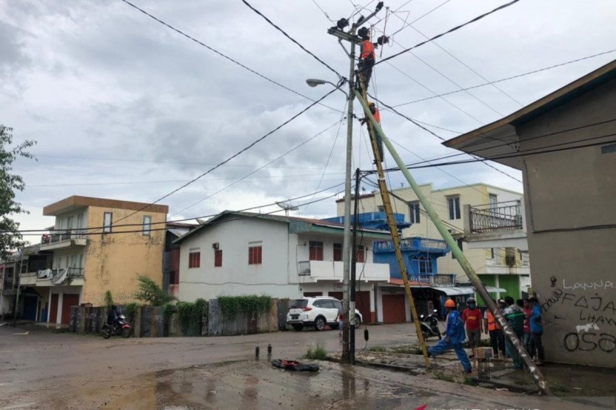 PLN telah pulihkan 159 gardu listrik yang sempat terganggu akibat badai di NTT