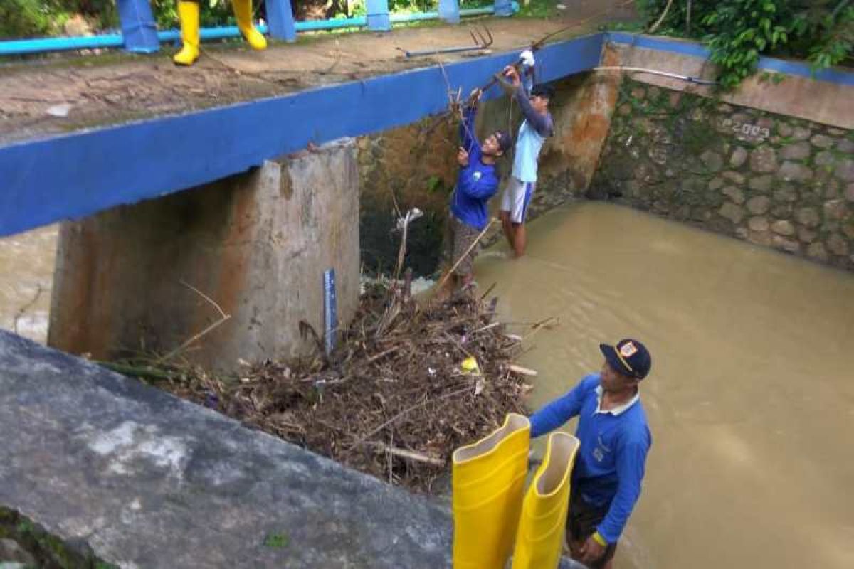 Satgas Proklim  Desa Margoyoso bersihkan sungai