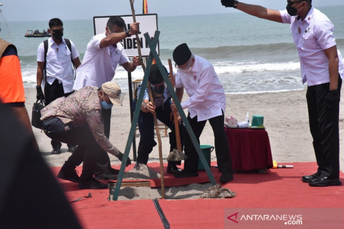 800 pohon pelindung ditanam di Pantai Pariaman saat kunjungan Wapres RI