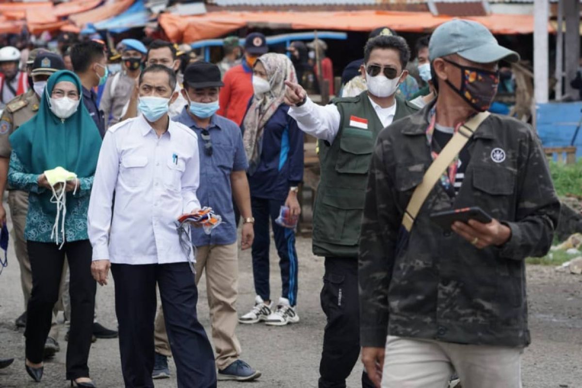 Pemkab Pesisir Barat bagikan masker ke masyarakat cegah penyebaran COVID-19