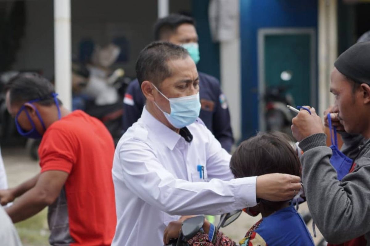 Sekda Pesisir Barat bagikan masker cegah penyebaran COVID-19