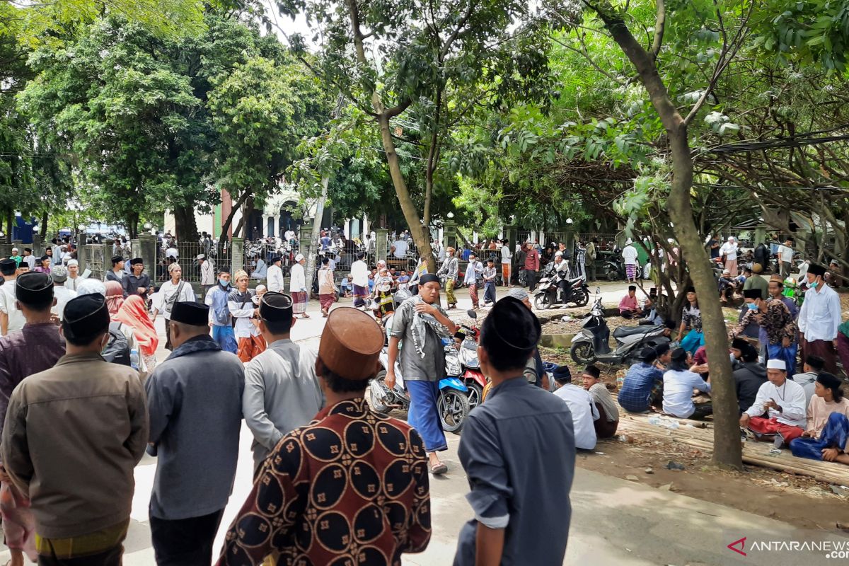 Ratusan pelayat tokoh ulama Banten Abuya Uci  terus berdatangan