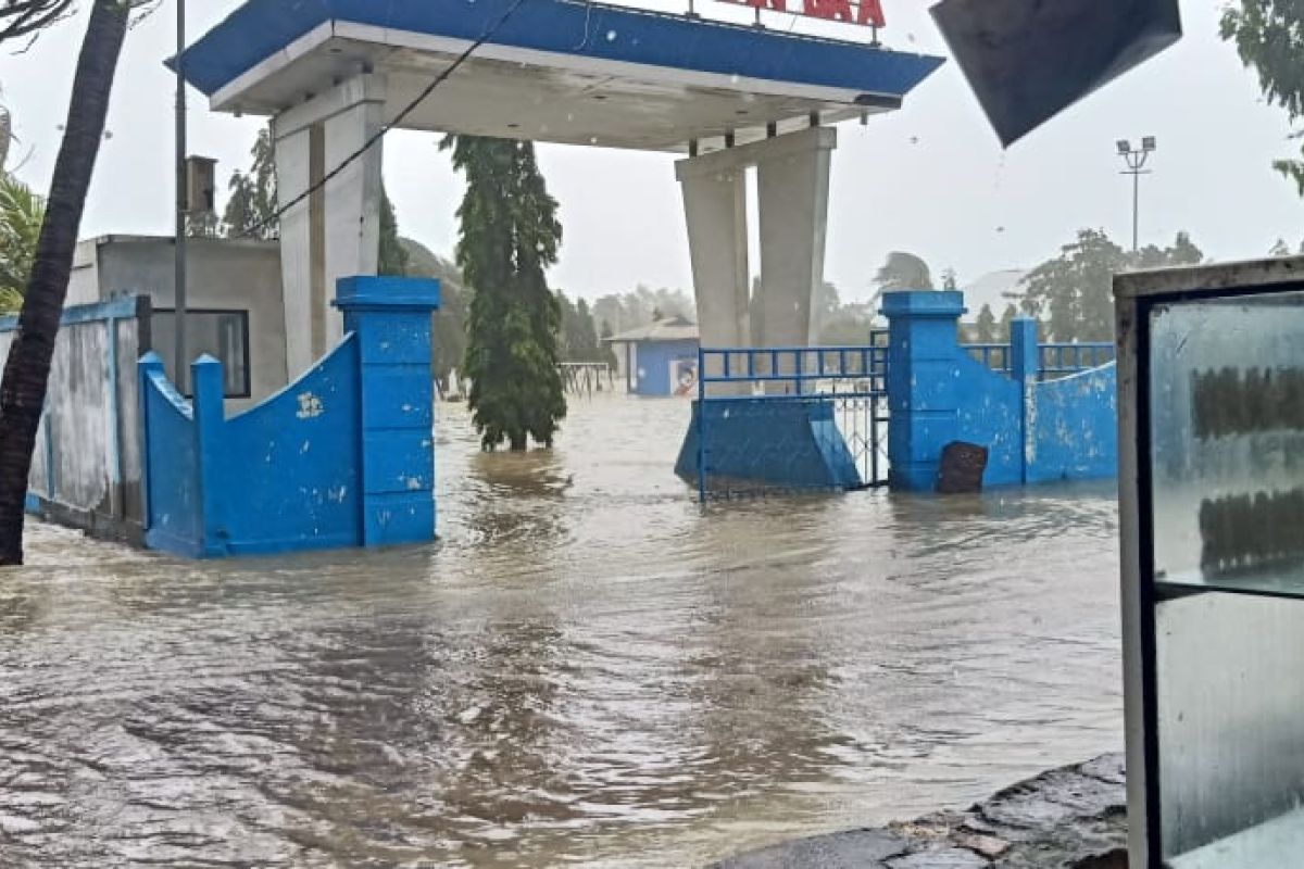 BPBD Rote Ndao evakuasi ratusan warga akibat banjir pesisir