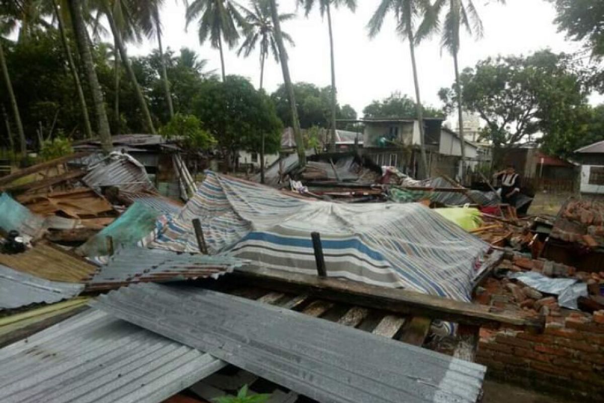 Puluhan rumah porak poranda dihantam angin kencang di Kabupaten Mamuju