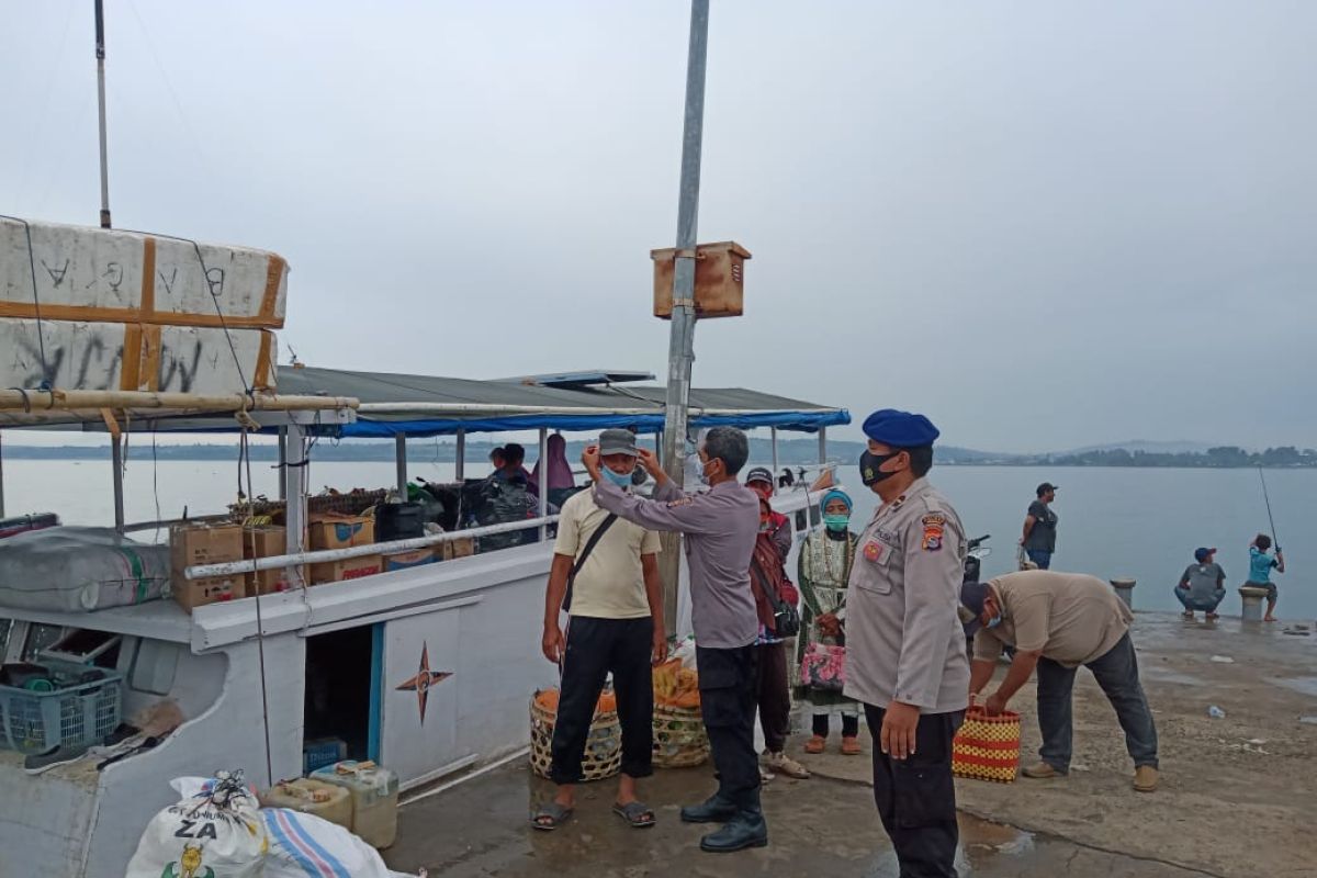 Sukseskan Kampung Sehat, Sat Polair bagikan masker