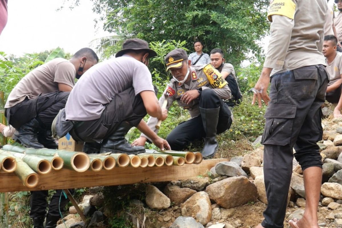 Kapolres bersama warga gotong royong bangun jembatan darurat di Praya Barat Daya