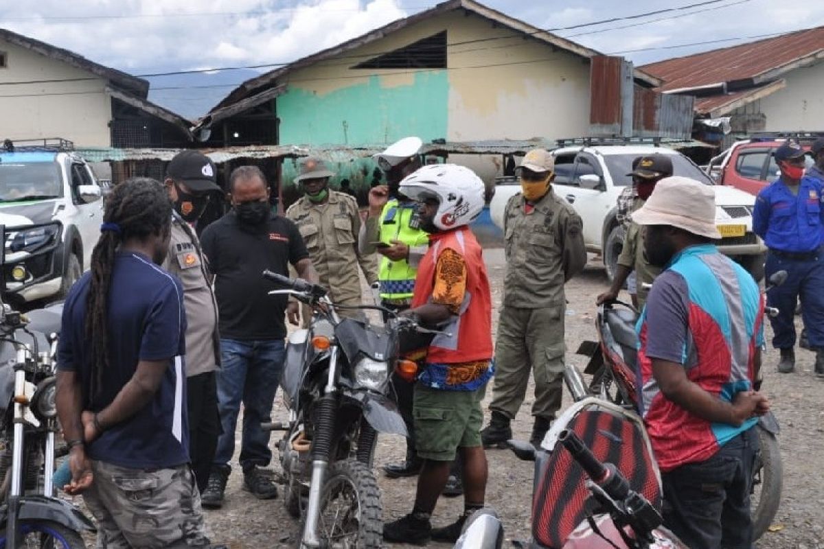 Razia gabungan TNI/Polri dan Satpol PP di Wamena amankan 26 motor