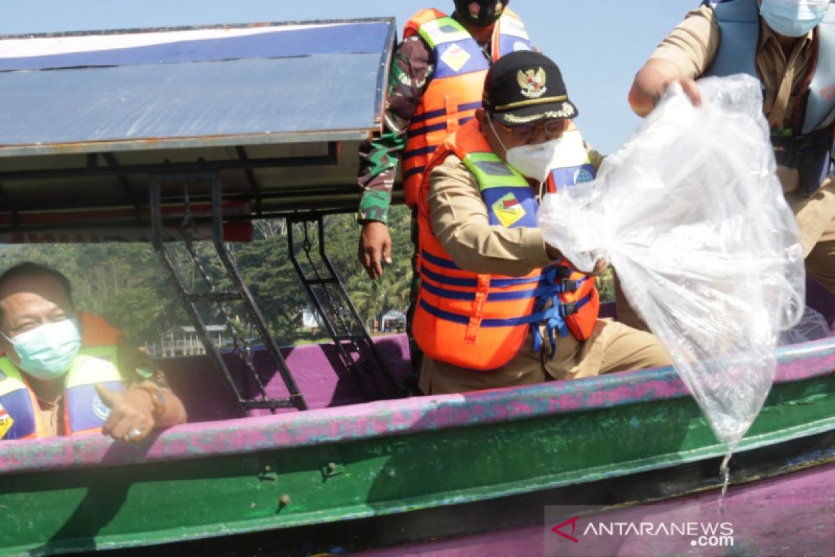 Pemkab Kulon Progo menebar benih ikan di Waduk Sermo