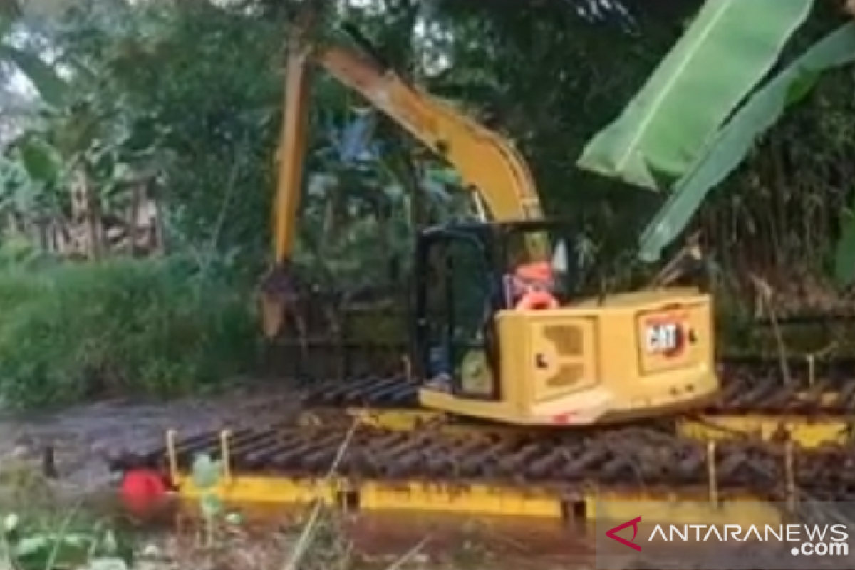 Atasi pendangkalan sungai, Kubu Raya gunakan excavator tipe amfibi