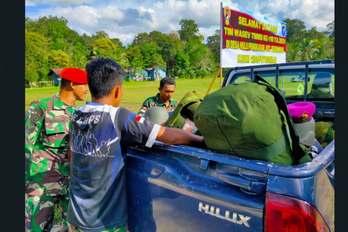 Warga bantu bawakan alkap Satgas TMMD 110 Putussibau menggunakan mobil desa