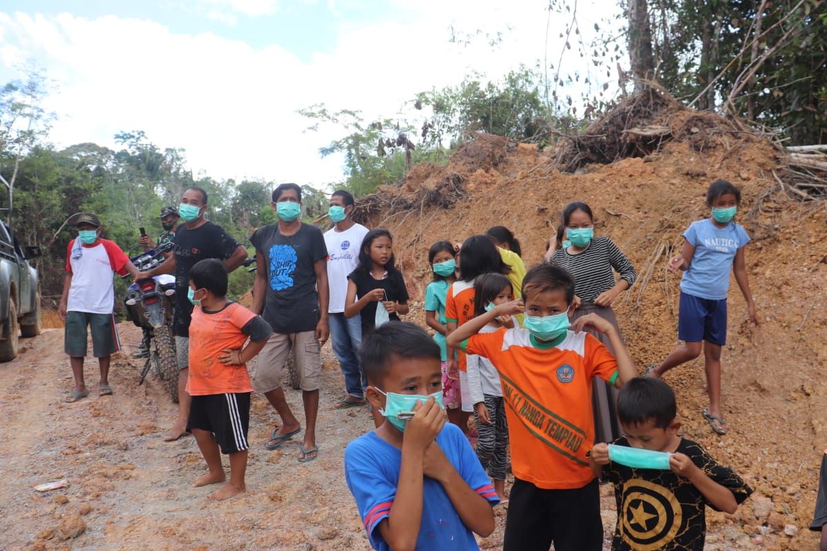 Warga Desa Hulu Pengkadan senang jalan yang dinatikan telah terwujud