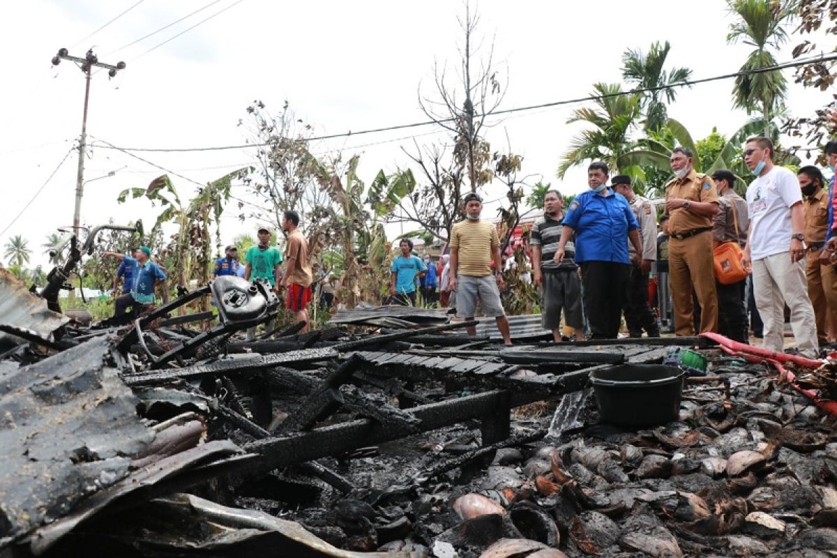 Dua rumah di Tungkal Ilir jadi arang, motor bebek tinggal rangka