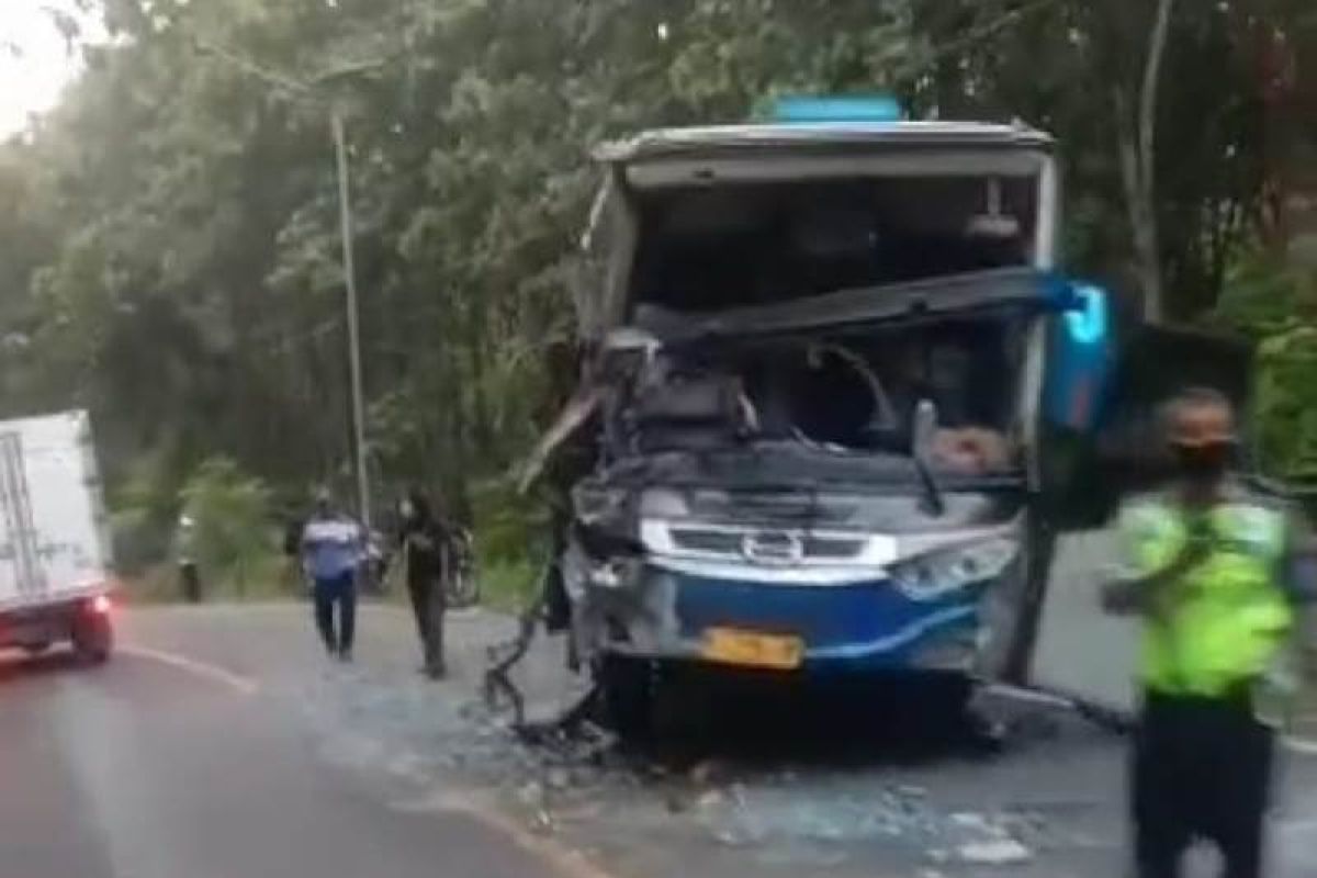 Bus Sumber Selamat terlibat kecelakaan dengan Bus Mira  di Ngawi