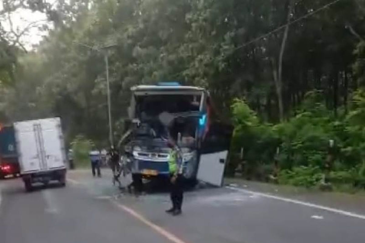 Bus Sumber Selamat tabrakan dengan Bus Mira di Ngawi