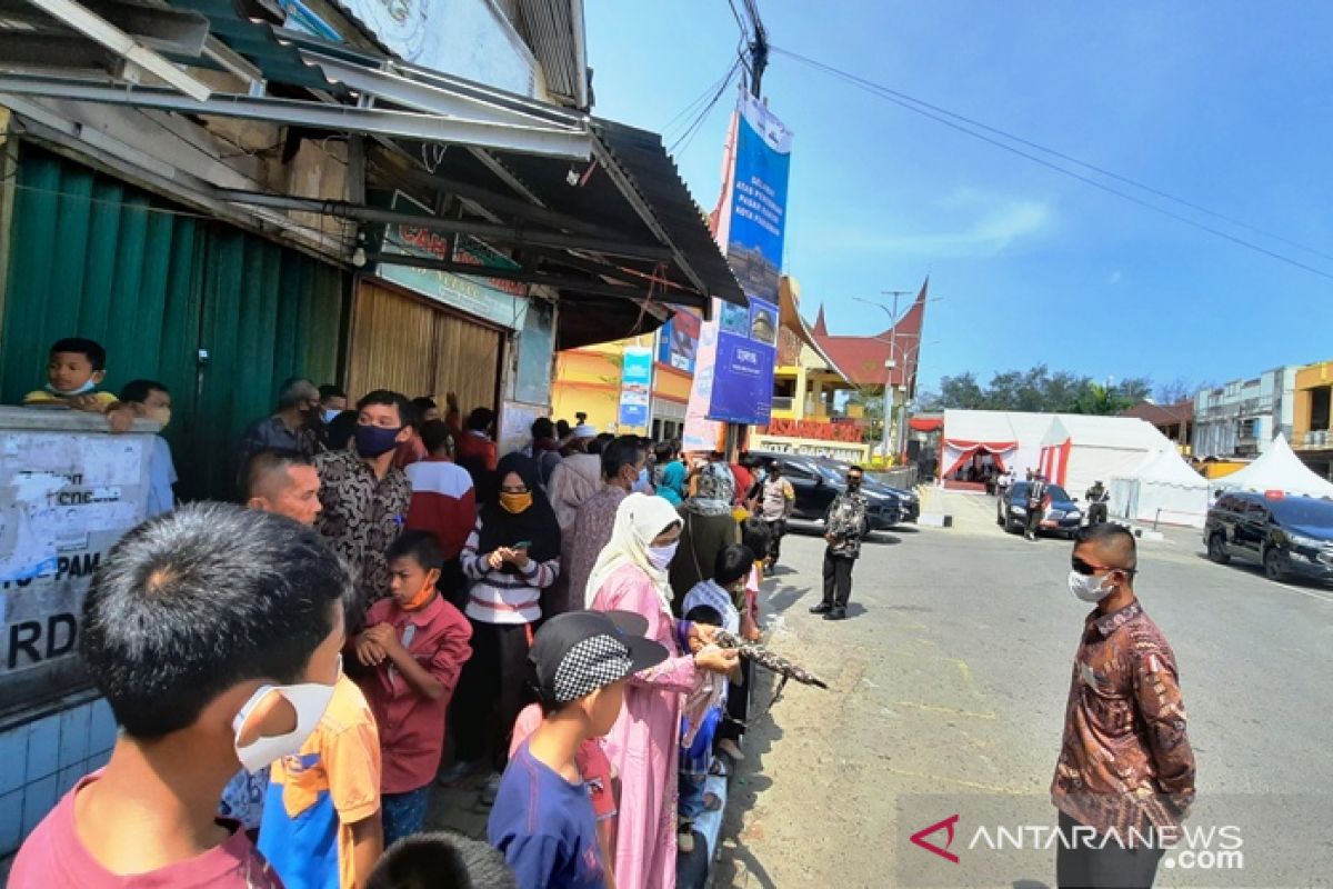 Warga Pariaman tetap antusias sambut kedatangan Wapres meski ada pembatasan