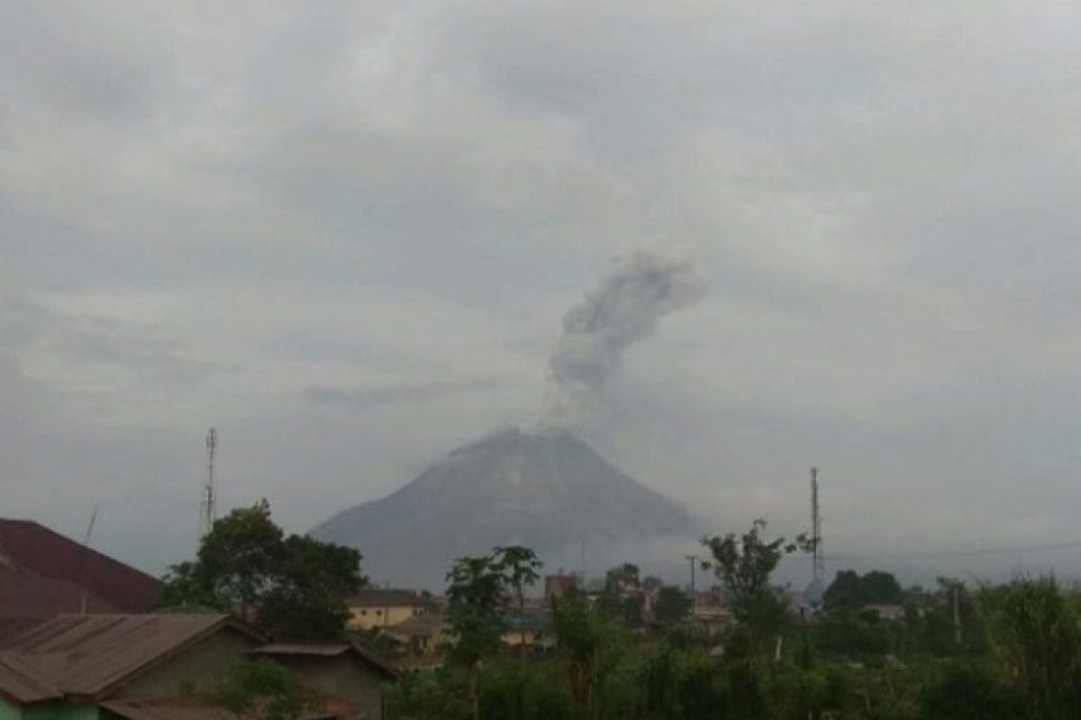 Gunung Sinabung kembali semburkan abu vulkanik