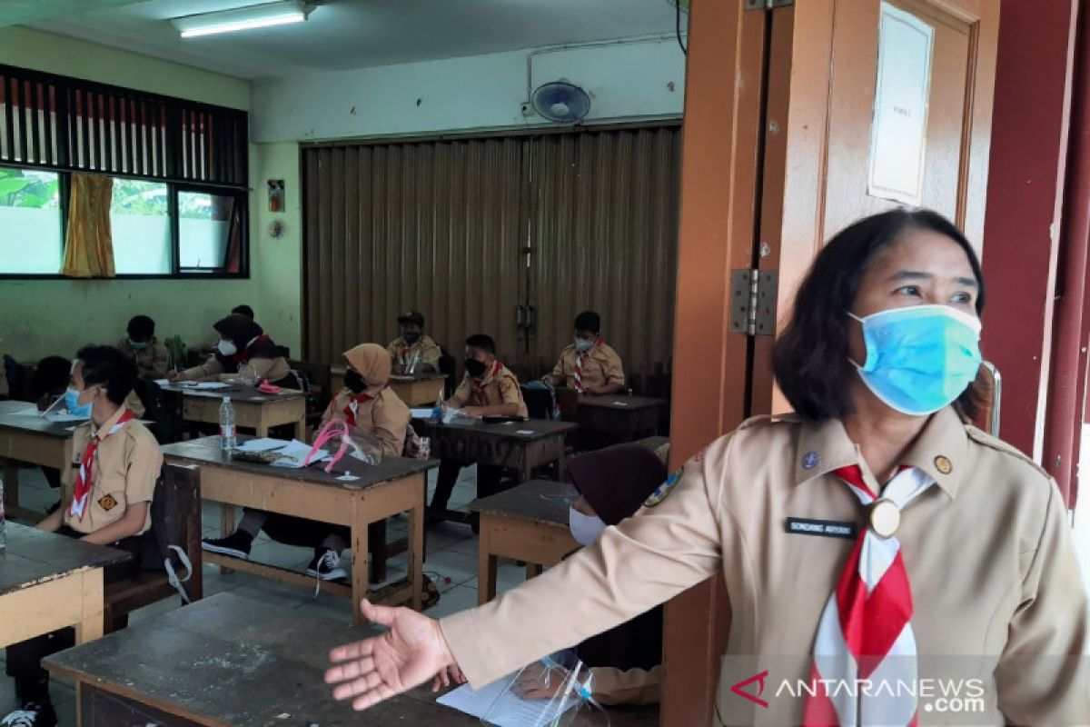 Uji coba belajar tatap muka di SDN Cipinang Melayu 8 diikuti 61 siswa