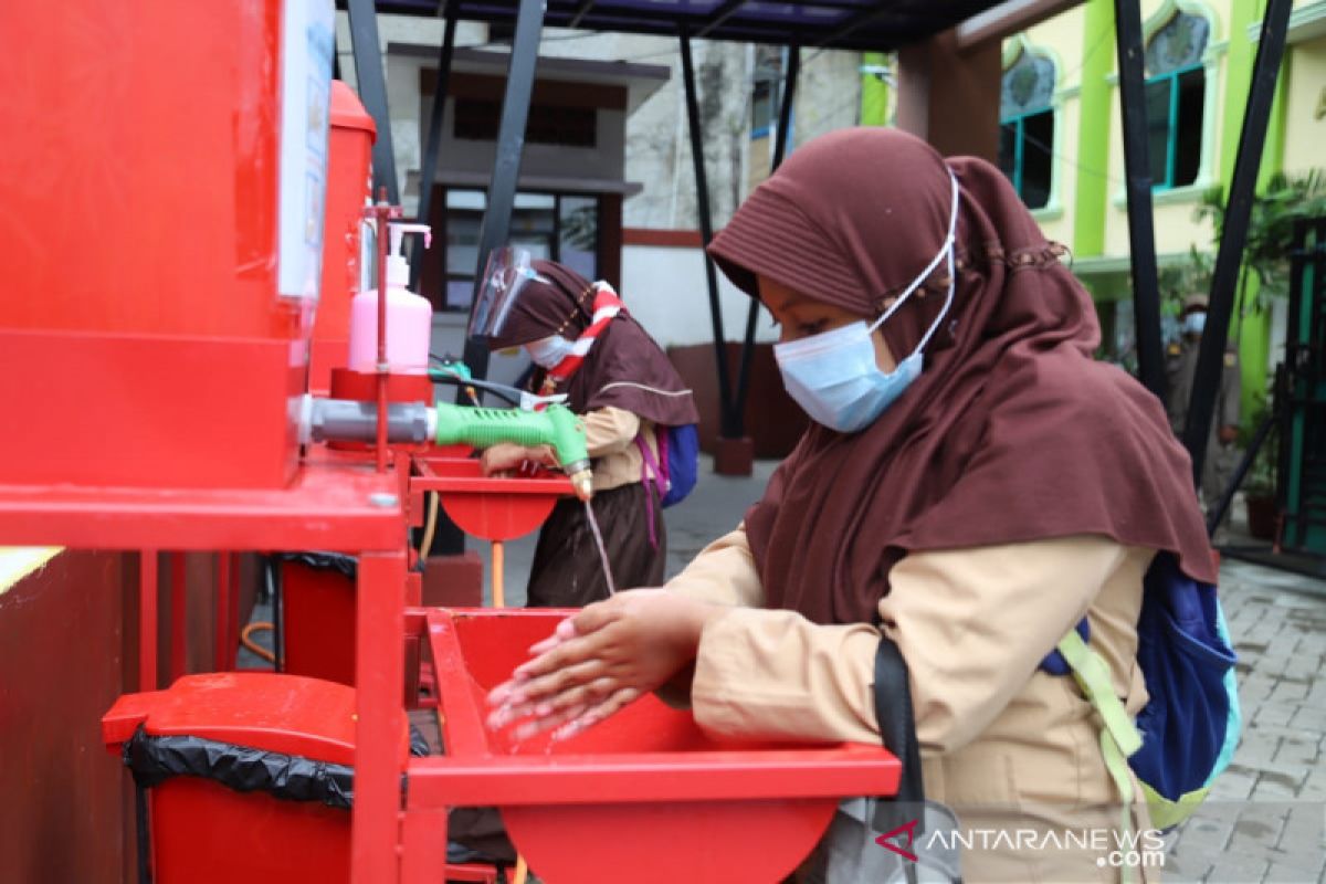 Prokes diawasi ketat saat uji coba sekolah tatap muka Pademangan Barat