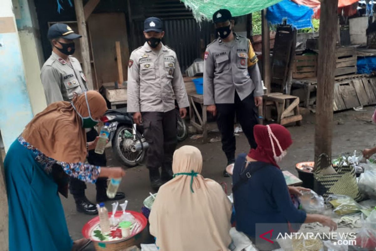 Kampung Sehat 2, Polsek Tanjung minta pengunjung pasar jangan abaikan prokes