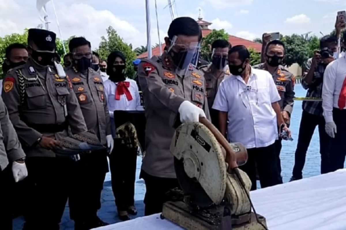 Polda Lampung musnahkan ratusan pucuk senjata api rakitan