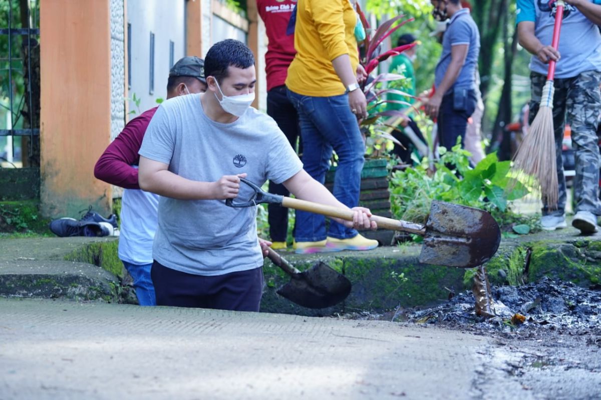 Bupati turun ke selokan angkat sedimen demi masifkan program Pangkep Bersih